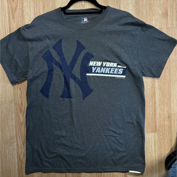 N.Y. Yankees Baseball MLB  Majestic Mens Size M Gray T-Shirt Genuine Merchandise - Picture 3 of 8